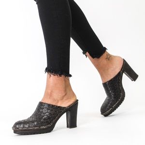 DONALD J PLINER VINTAGE LEATHER WEAVED MULES/CLOGS